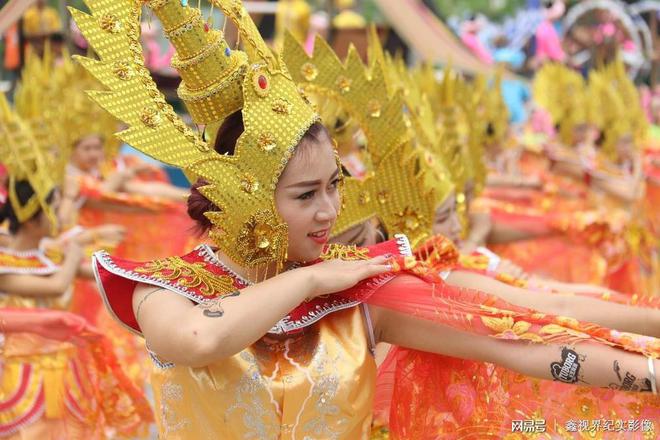 美女在泼水节戏水尴尬_女生泼水_美女明星尴尬瞬间