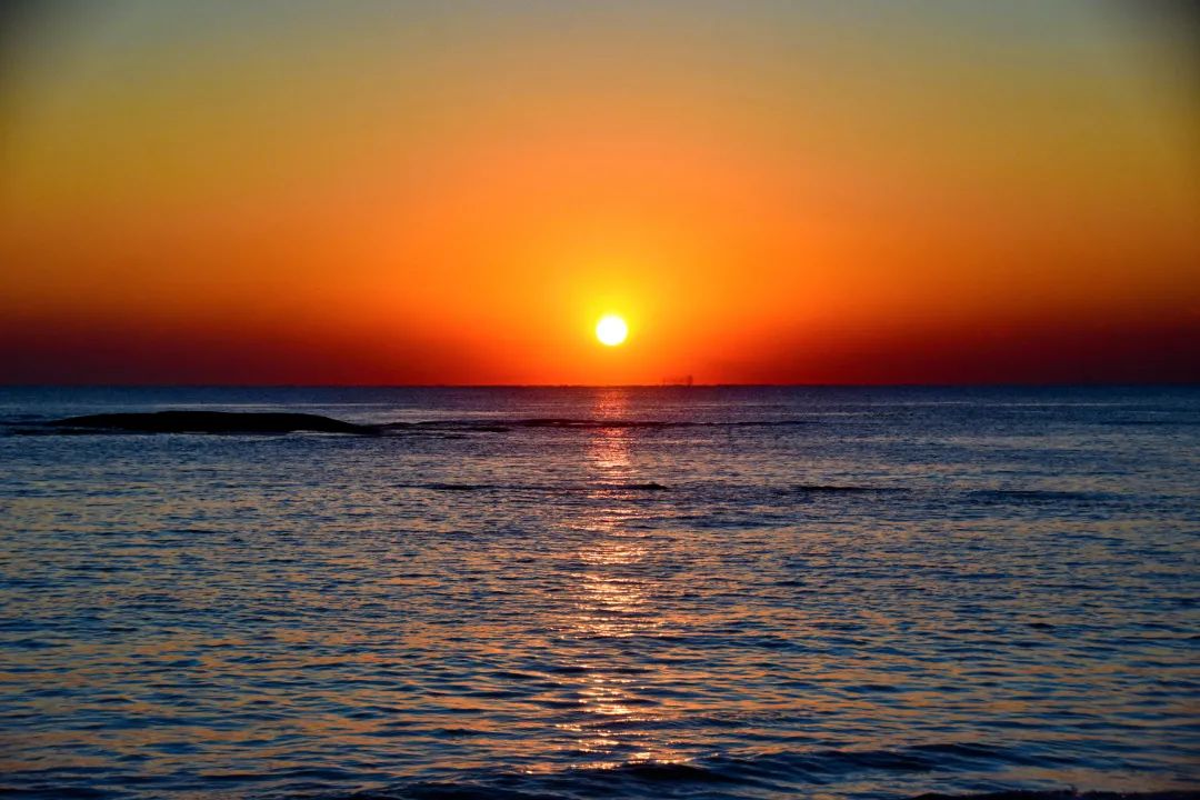 夕阳染红的街道动漫-夕阳余晖下的街道：穿越到梦幻动漫世界的美妙时刻